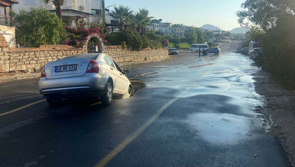 Bodrum'da yine isale hattı patladı: Otomobil oluşan çukura düştü