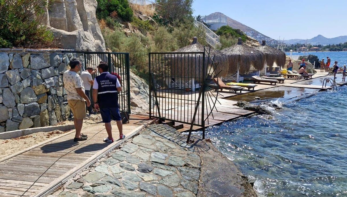 Ekipler harekete geçti: Sahili ayıran demir kapı kaldırıldı