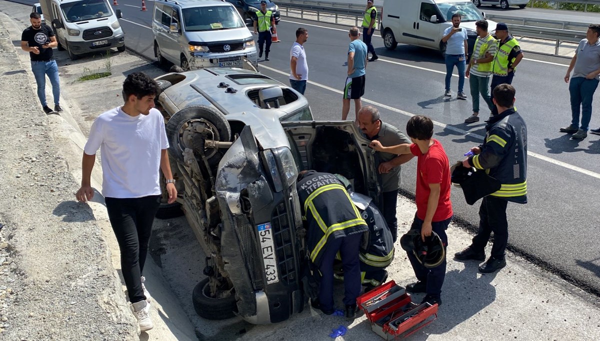 Hafif ticari araç yan yattı: 2 yaralı