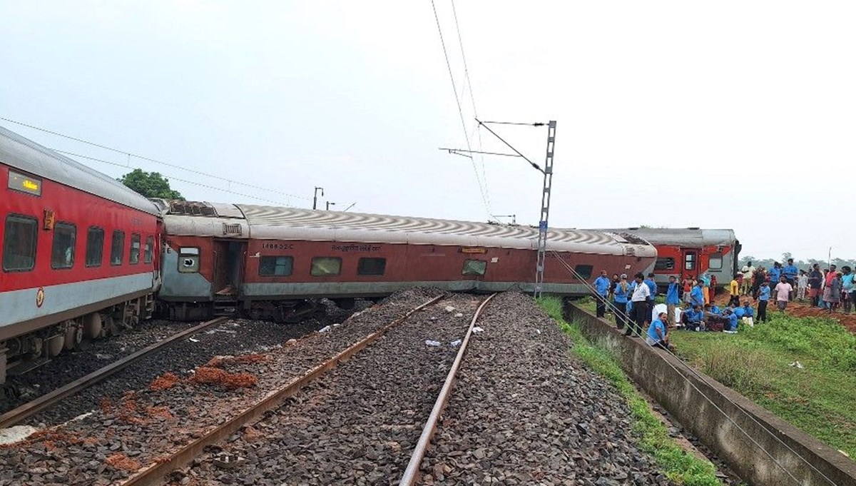 Hindistan'da yolcu treninin 18 vagonu raydan çıktı: 2 ölü