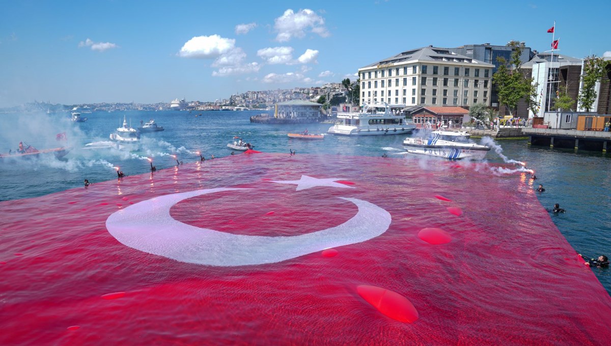 İstanbul'da Denizcilik ve Kabotaj Bayramı: Bugüne kadar en büyük Türk bayrağı açıldı