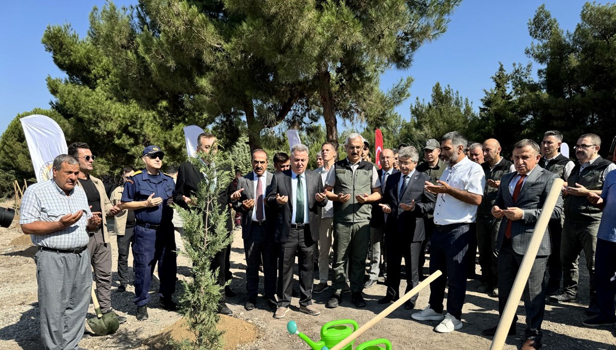 İzmir'de 15 Temmuz şehitleri için hatıra ormanı oluşturuldu