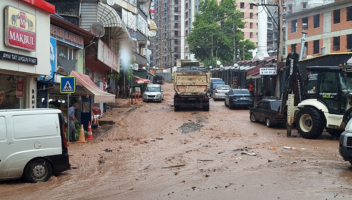 İzmit'te sağanak hayatı felç etti