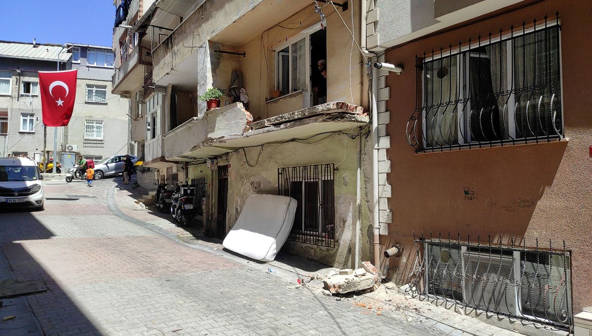 Kamyon balkonu yıkıp devirdi: Ev sahibi neye uğradığını şaşırdı