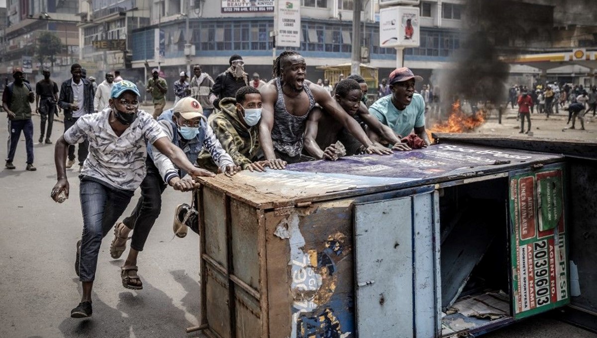Kenya’da protestolar devam ediyor: Göstericiler araçları ateşe verdi