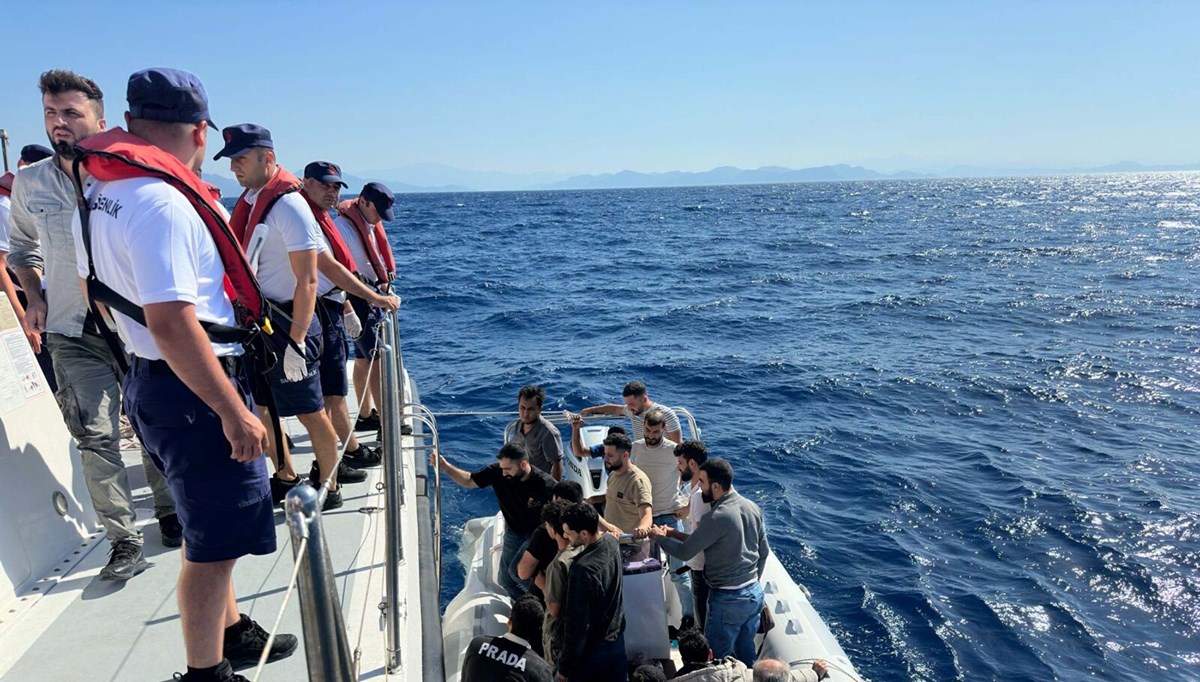 Marmaris'te sürüklenen bottaki 23 kaçak göçmen kurtarıldı