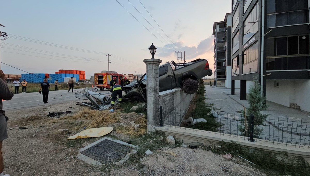 Önce direğe çarptı sonra bahçe duvarında asılı kaldı