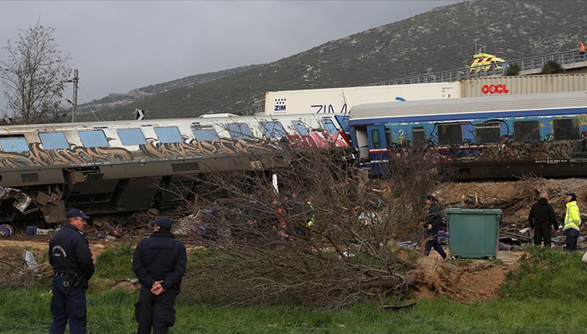 Rusya'da yolcu treni devrildi: En az 100 yaralı