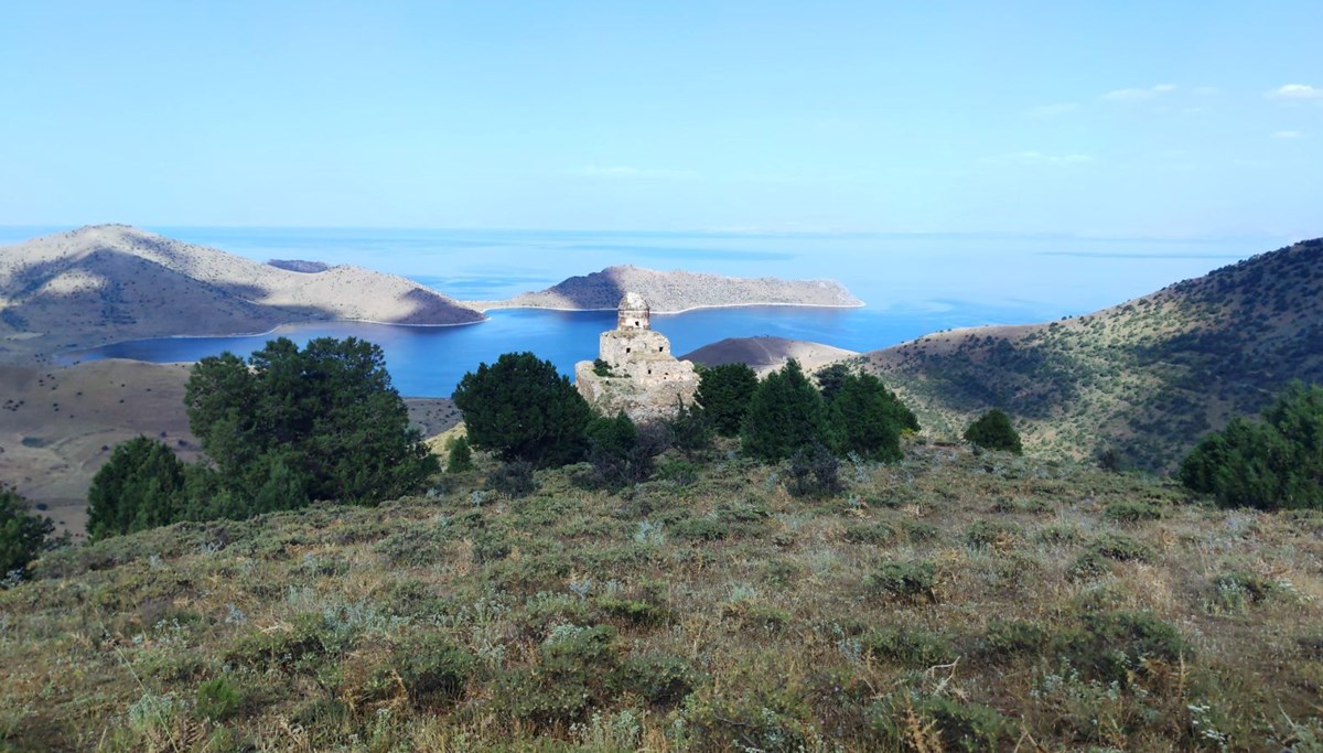 Turistler her yıl ziyaret ediyordu! Defineciler tarihi kiliseyi tahrip etti