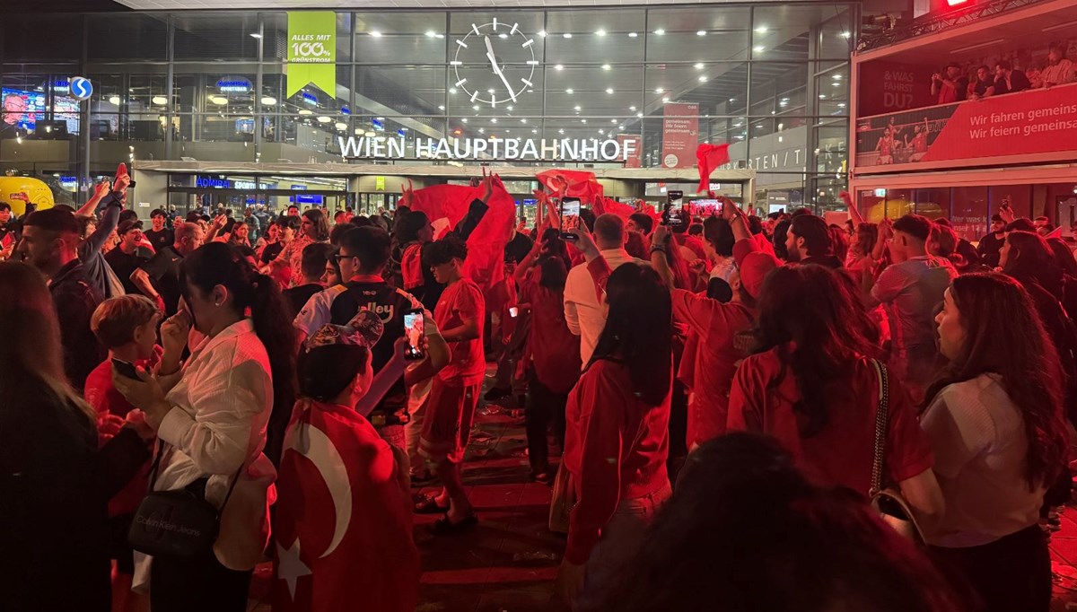 Türk taraftarlar, Avusturya zaferini Viyana'da coşkuyla kutladı