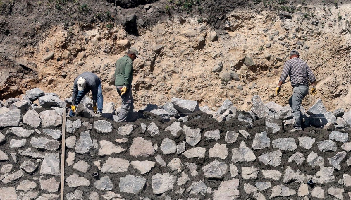Valilik harekete geçti: Ardahan'da heyelan duvarları örülüyor