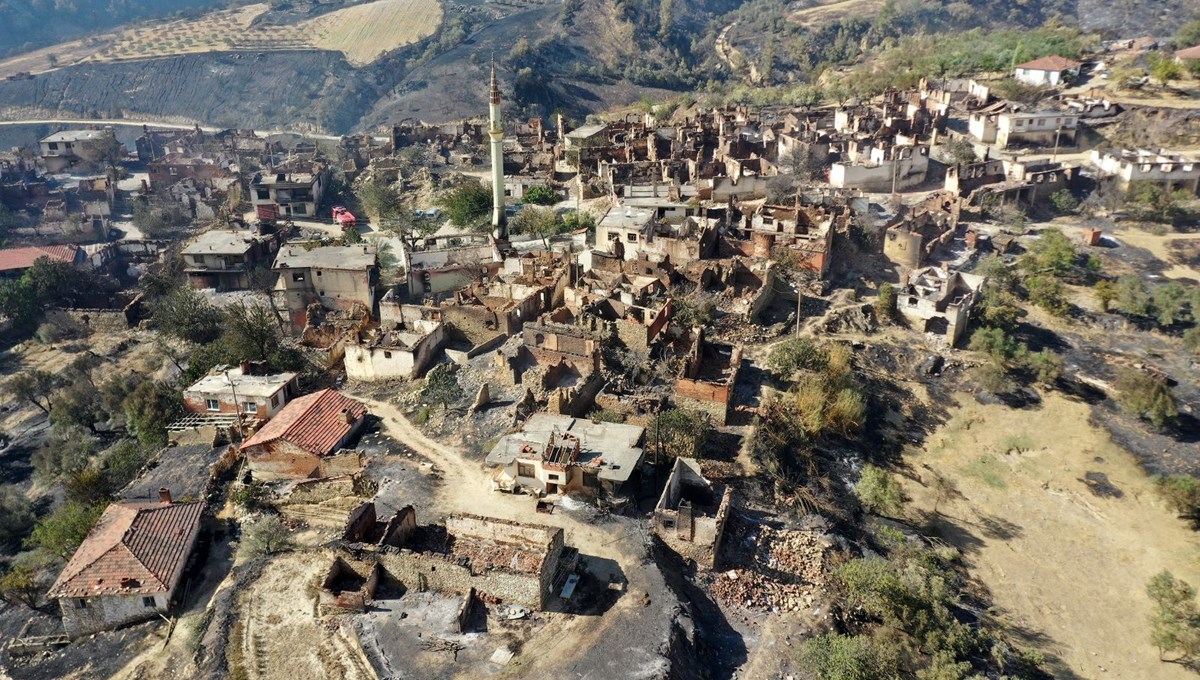 Alevlerle boğuşan Ege’den çarpıcı fotoğraf kareleri: Bir mahalle tamamen küle döndü