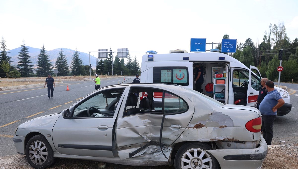 Elazığ'da otomobil ile hafif ticari araç çarpıştı: 8 yaralı