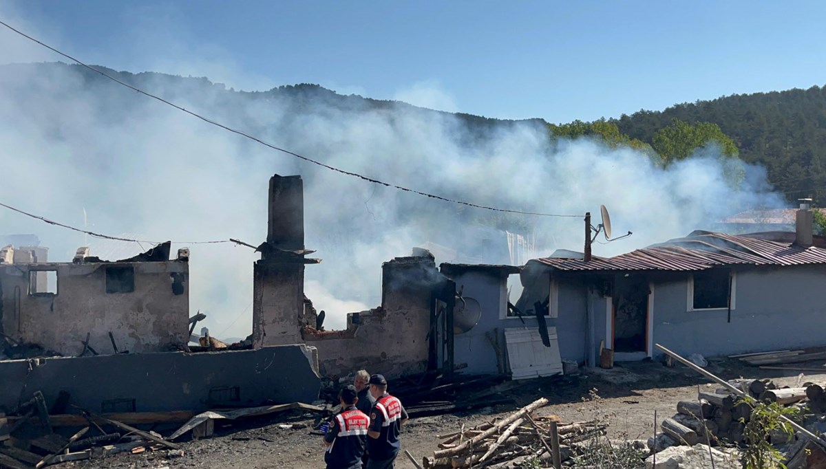 Kastamonu'da yangın: Bir kişi hayatını kaybetti, 3 ev küle döndü