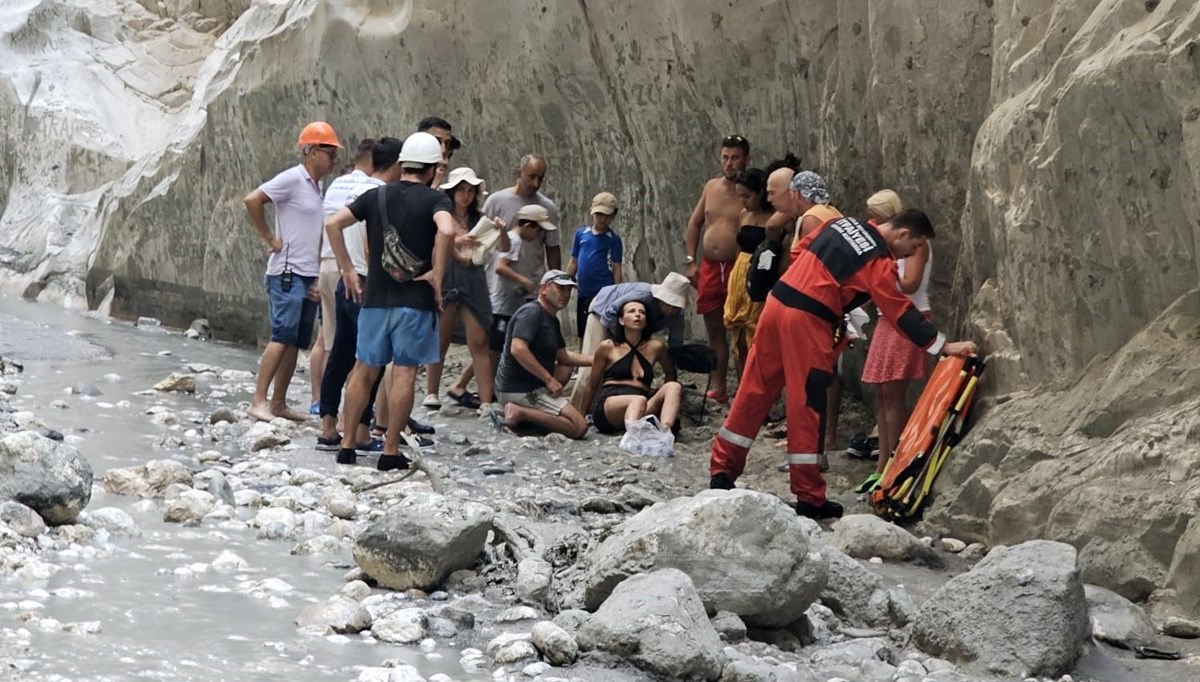 Saklıkent Kanyonu'nu gezerken kafalarına kaya parçası düştü