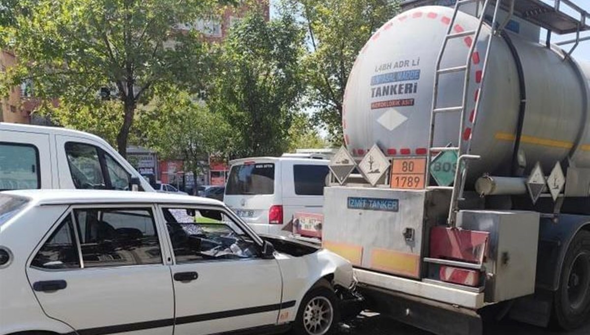 Siverek’te ışıklarda bekleyen tıra, otomobil çarptı: 2 yaralı